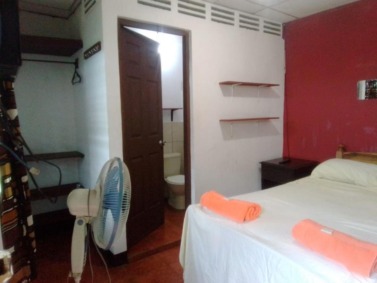לאון Hostal El Jardin מראה חיצוני תמונה