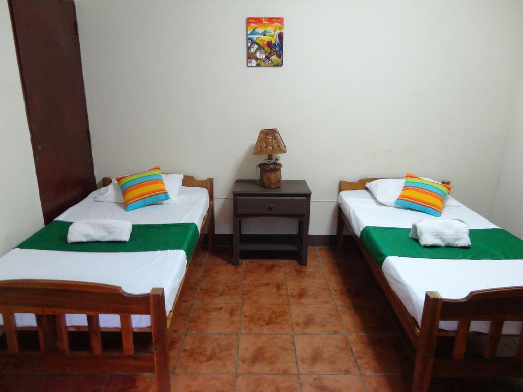 לאון Hostal El Jardin מראה חיצוני תמונה